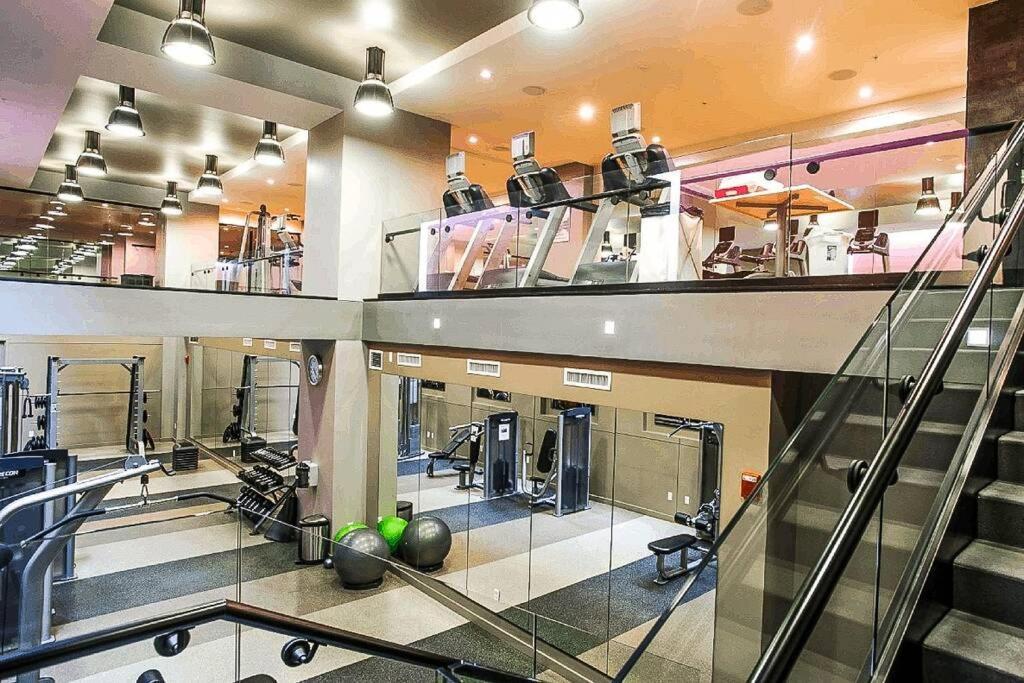 Luxury D.c. 1br Apt W/rooftop Pool In Southwest Waterfront Washington