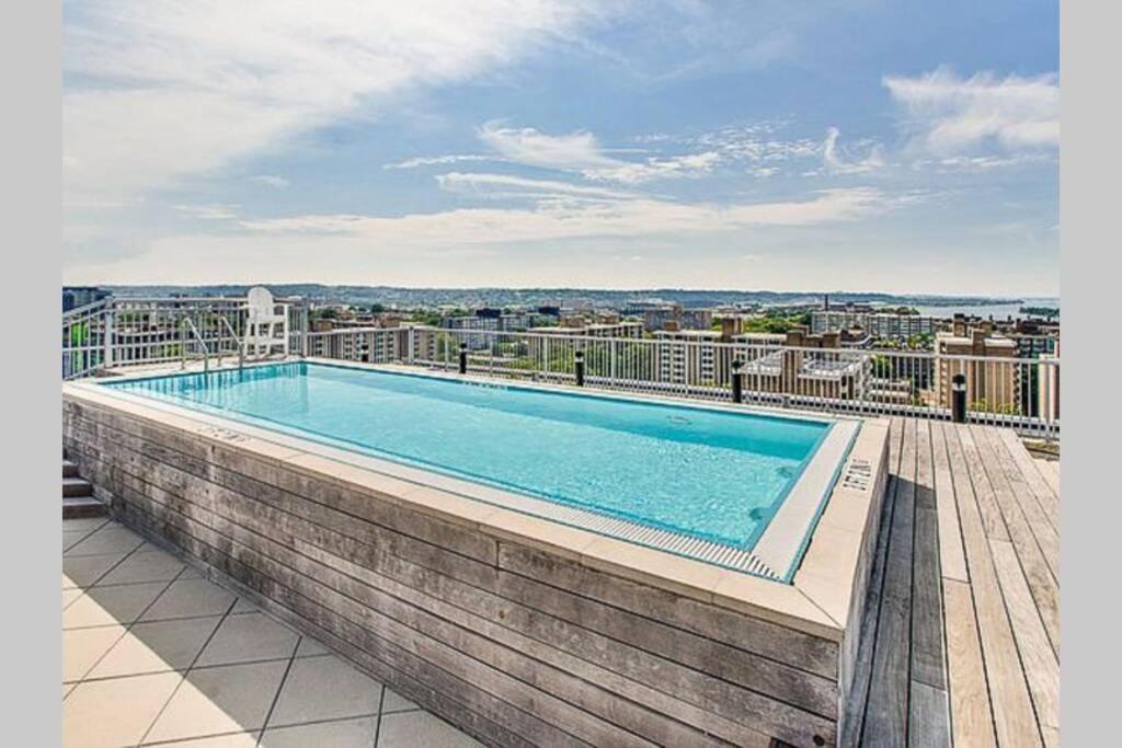 Luxury D.c. 1br Apt W/rooftop Pool In Southwest Waterfront