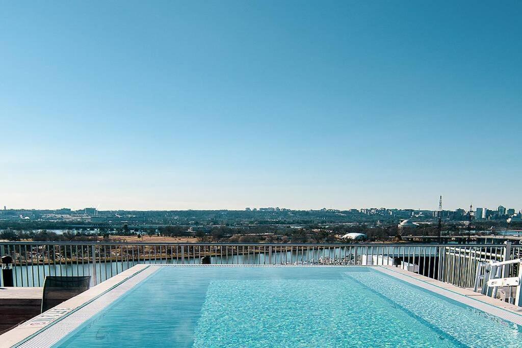 Luxury D.c. 1br Apt W/rooftop Pool In Southwest Waterfront
